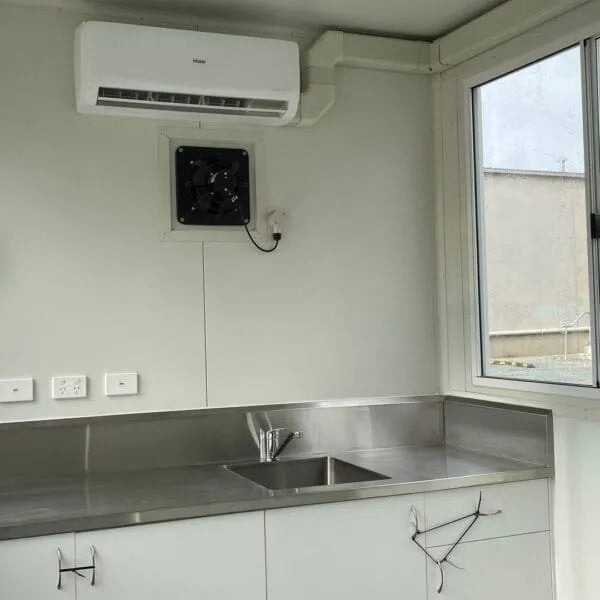 20′ standard single use container with glass windows and AC